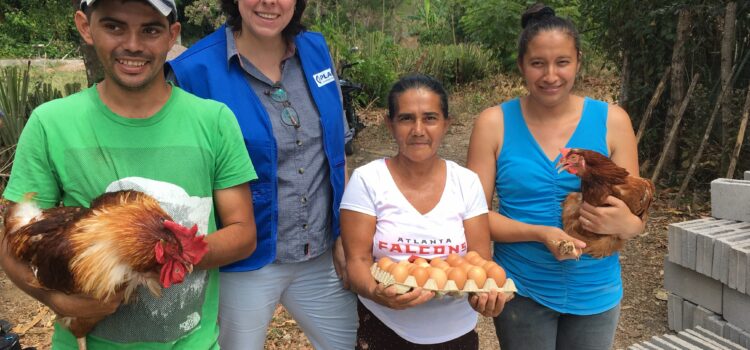 Sinnvoll schenken – Hühner in El Salvador besucht